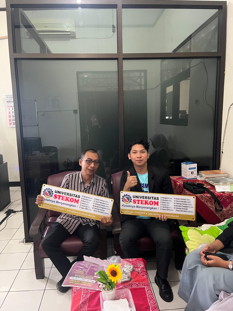 Toploker.com dan Universitas STEKOM Serahkan Akrilik Display dan Poster Edukasi ke SMKN 4 Kendal