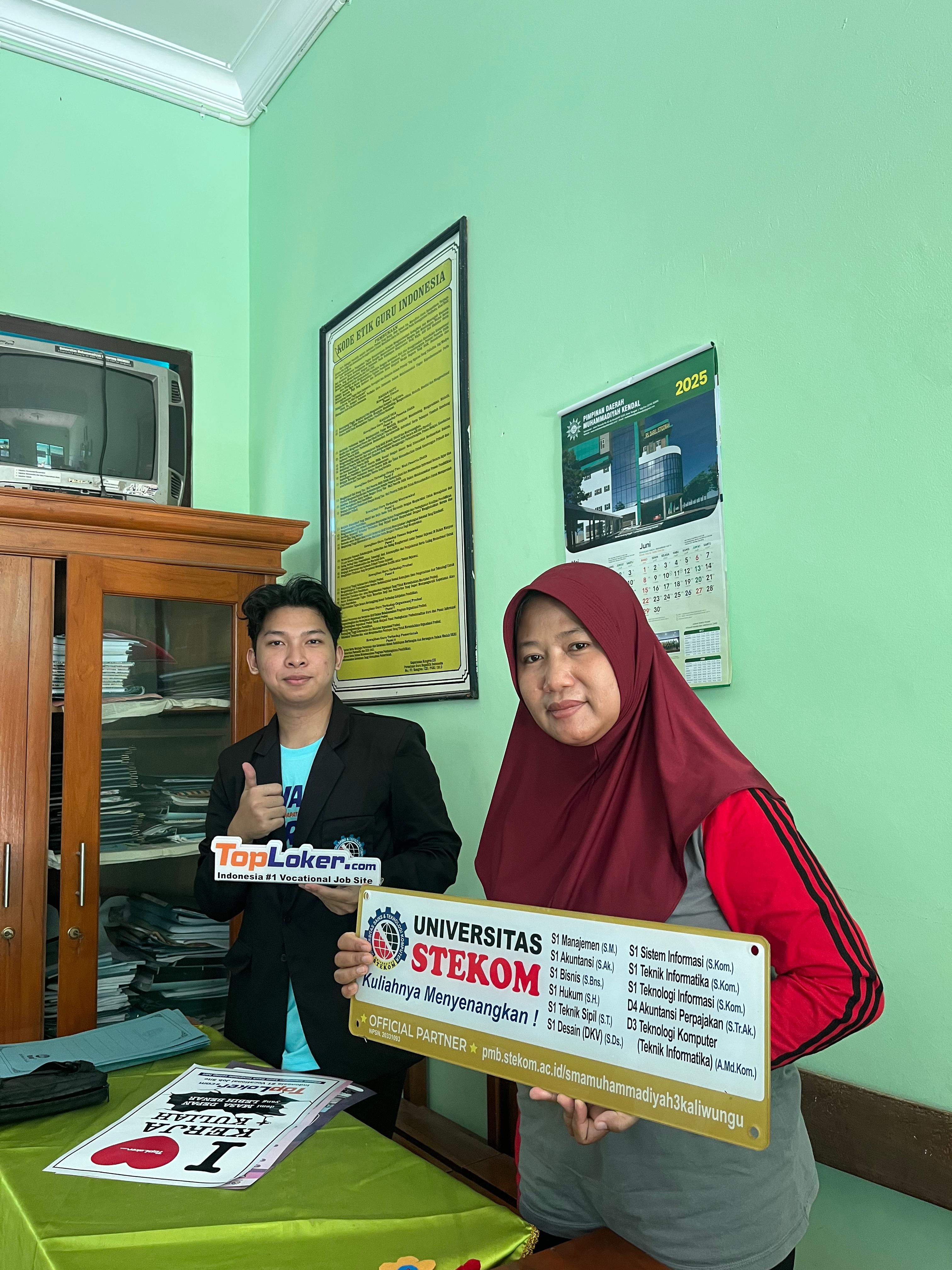 Toploker.com dan Universitas STEKOM Kunjungi SMA Muhammadiyah 3 Kaliwungu, Serahkan Akrilik Display dan Poster Edukasi