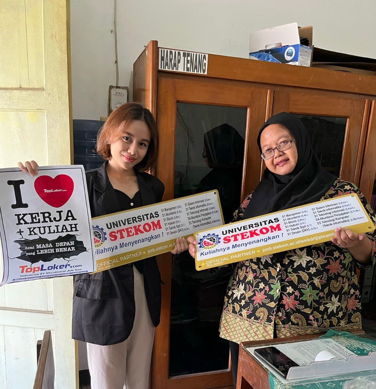 Toploker.com dan Universitas STEKOM Kunjungi SMK Dr. Tjipto Ambarawa, Serahkan Akrilik Display dan Poster Edukasi