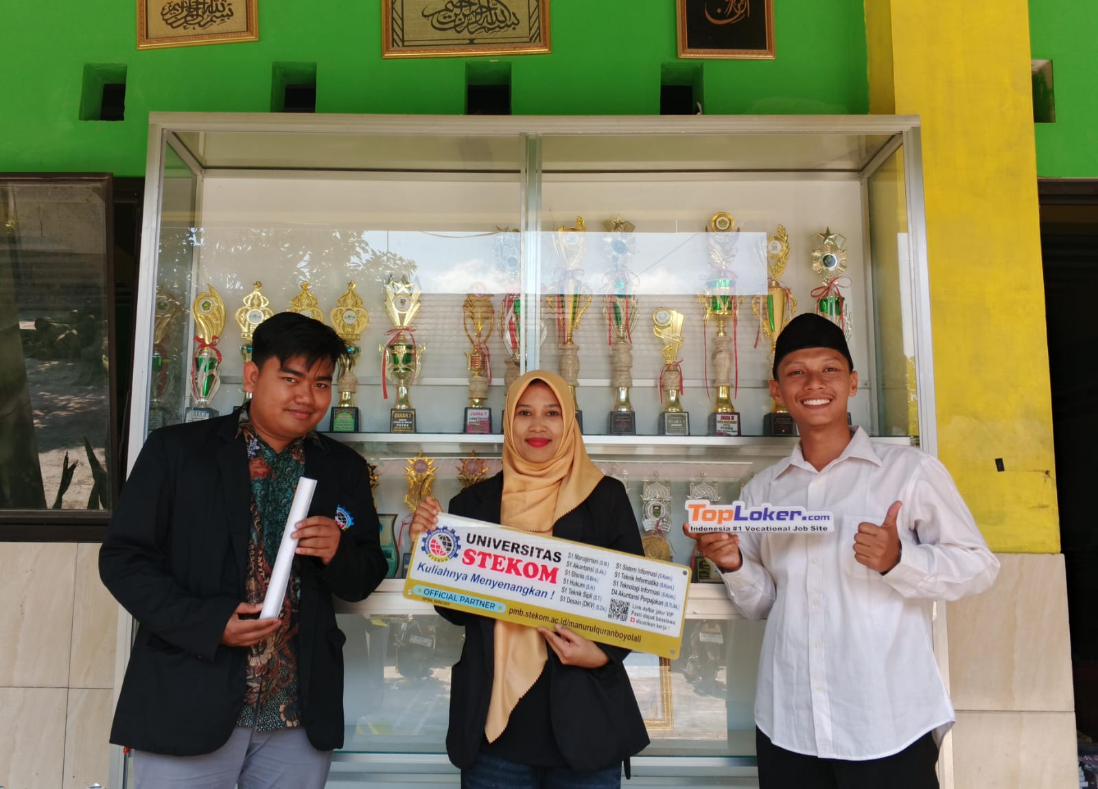 Toploker.com dan Universitas STEKOM Kunjungi MA Nurul Qur’an Boyolali, Serahkan Akrilik Display dan Perkuat Sinergi Edukasi