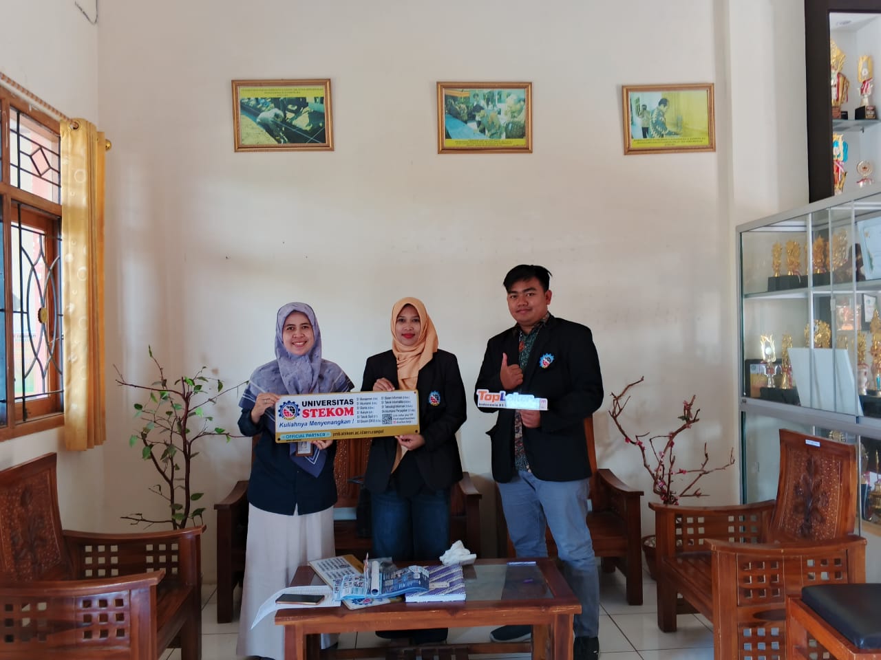 Toploker.com dan Universitas STEKOM Kunjungi SMK An Nur Ampel Boyolali, Serahkan Akrilik Display sebagai Bentuk Kemitraan Edukasi
