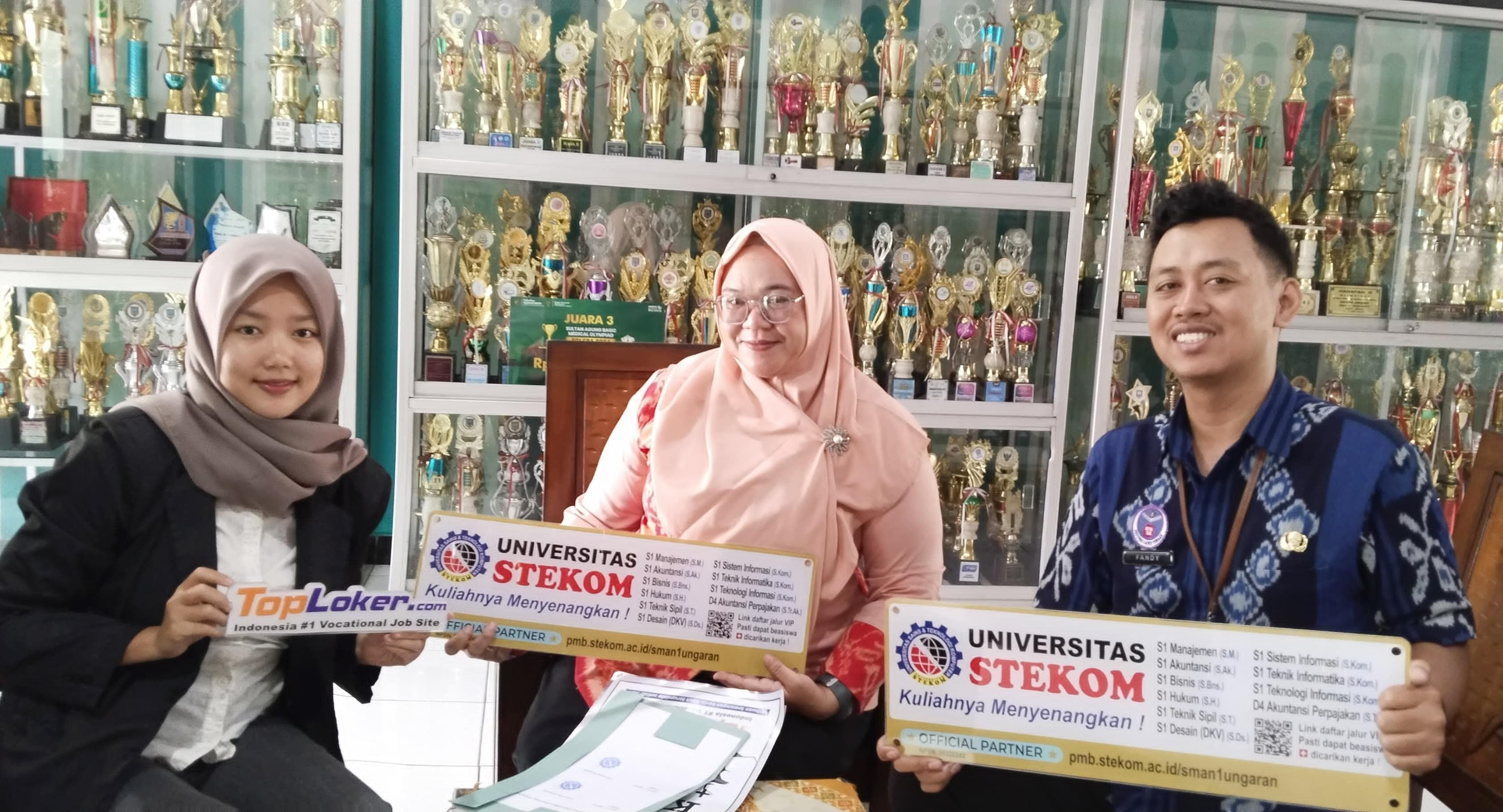 Perkuat Sosialisasi PMB dan Edukasi Karier, Universitas STEKOM dan TopLoker.com Kunjungi SMAN 1 Ungaran
