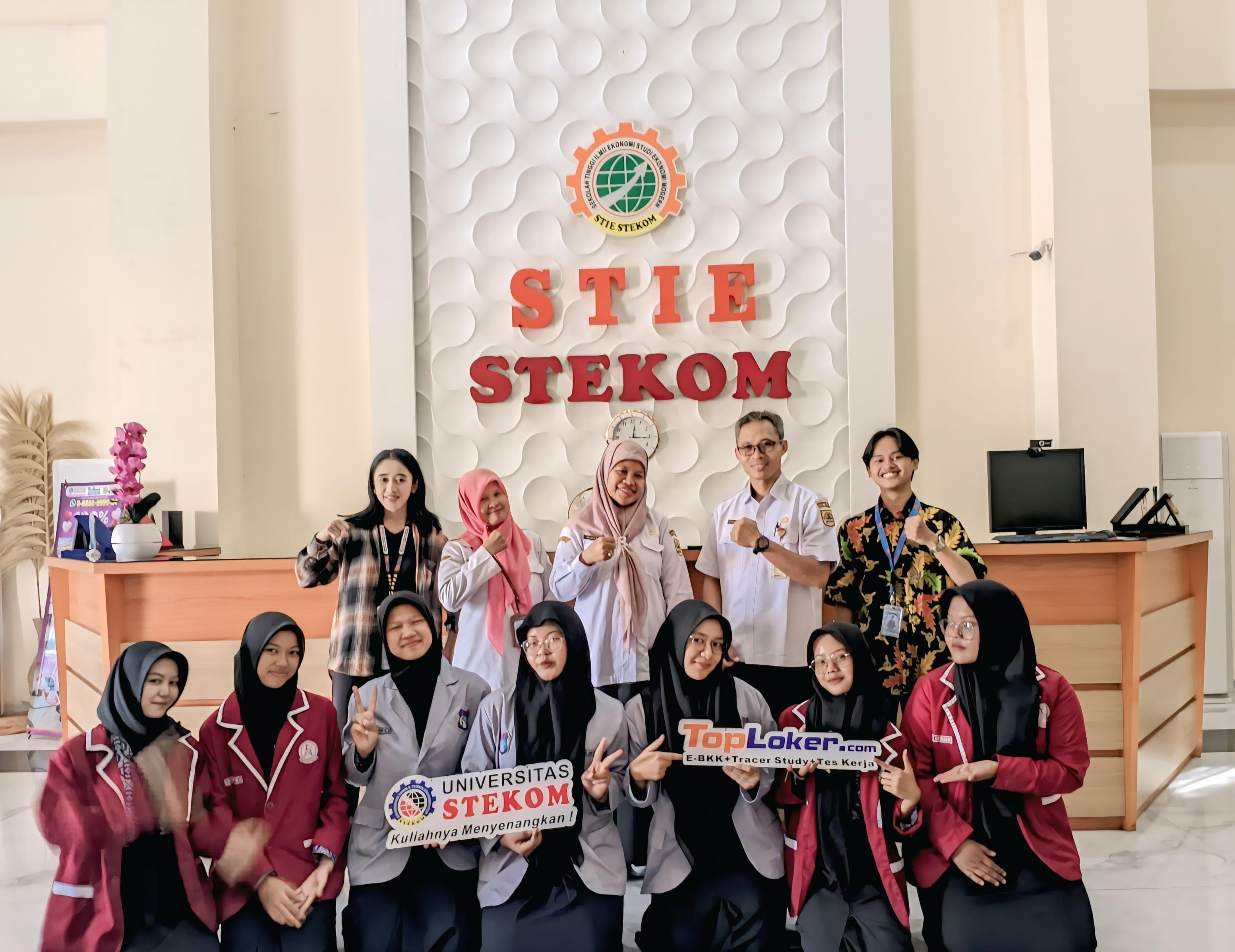 STIE STEKOM Terima 7 Siswa PKL dari SMKN 1 Pedan Klaten Lewat Toploker.com