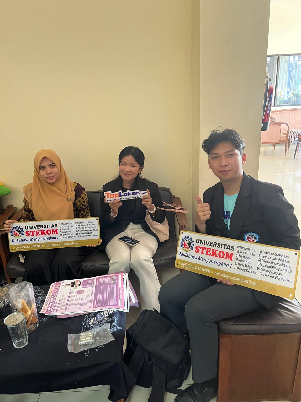 Toploker.com dan Universitas STEKOM Kunjungi SMAN 1 Boja: Serahkan Akrilik, Poster, dan Edukasi Smartcoin