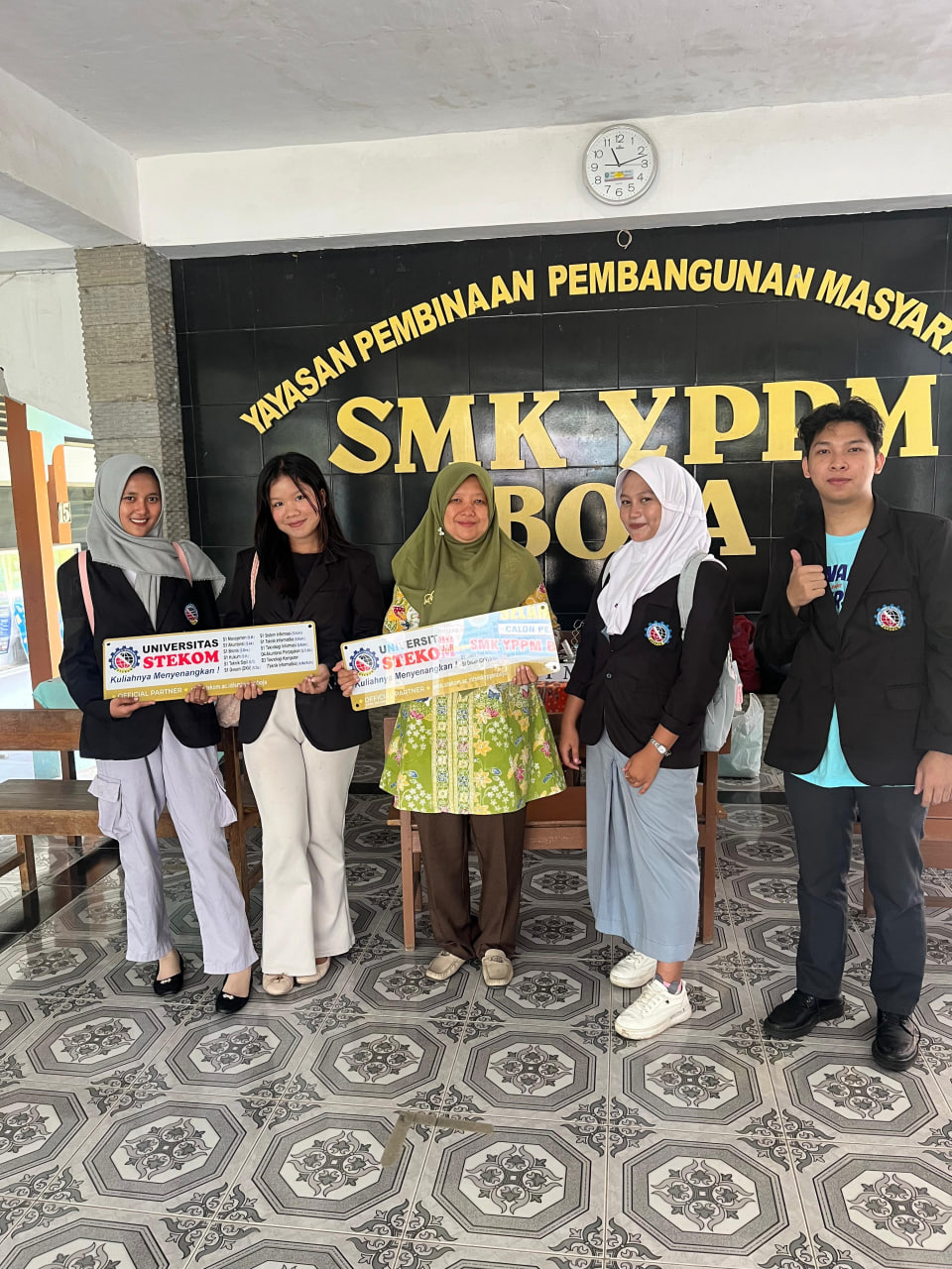 Toploker.com Dukung Promosi Karier di SMK YPPM Boja Lewat Penyerahan Akrilik dan Media Display