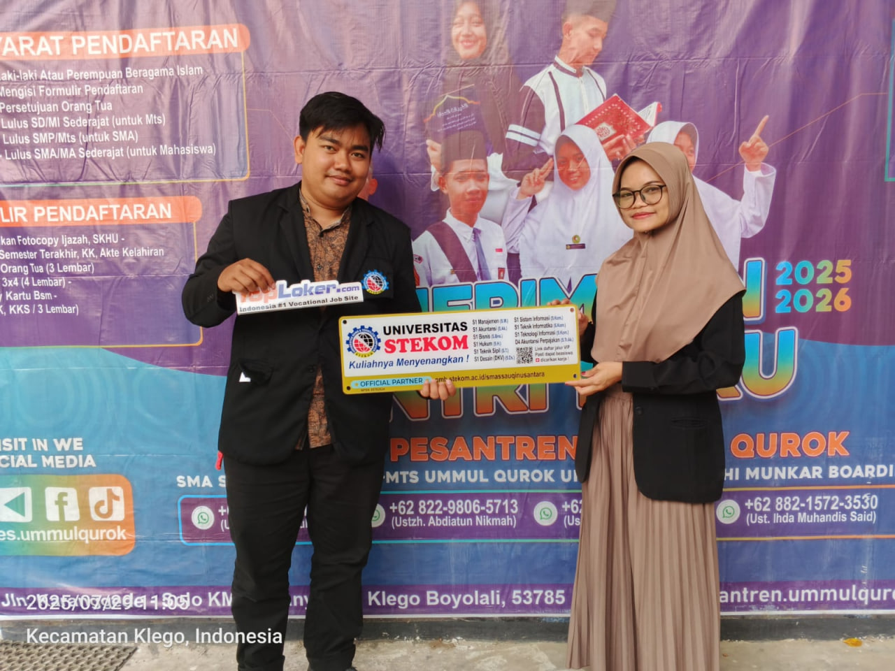 Kunjungan ke SMA Sauqi Nusantara: STEKOM dan Toploker Sosialisasikan Penerimaan Mahasiswa Baru dan Serahkan Media Promosi