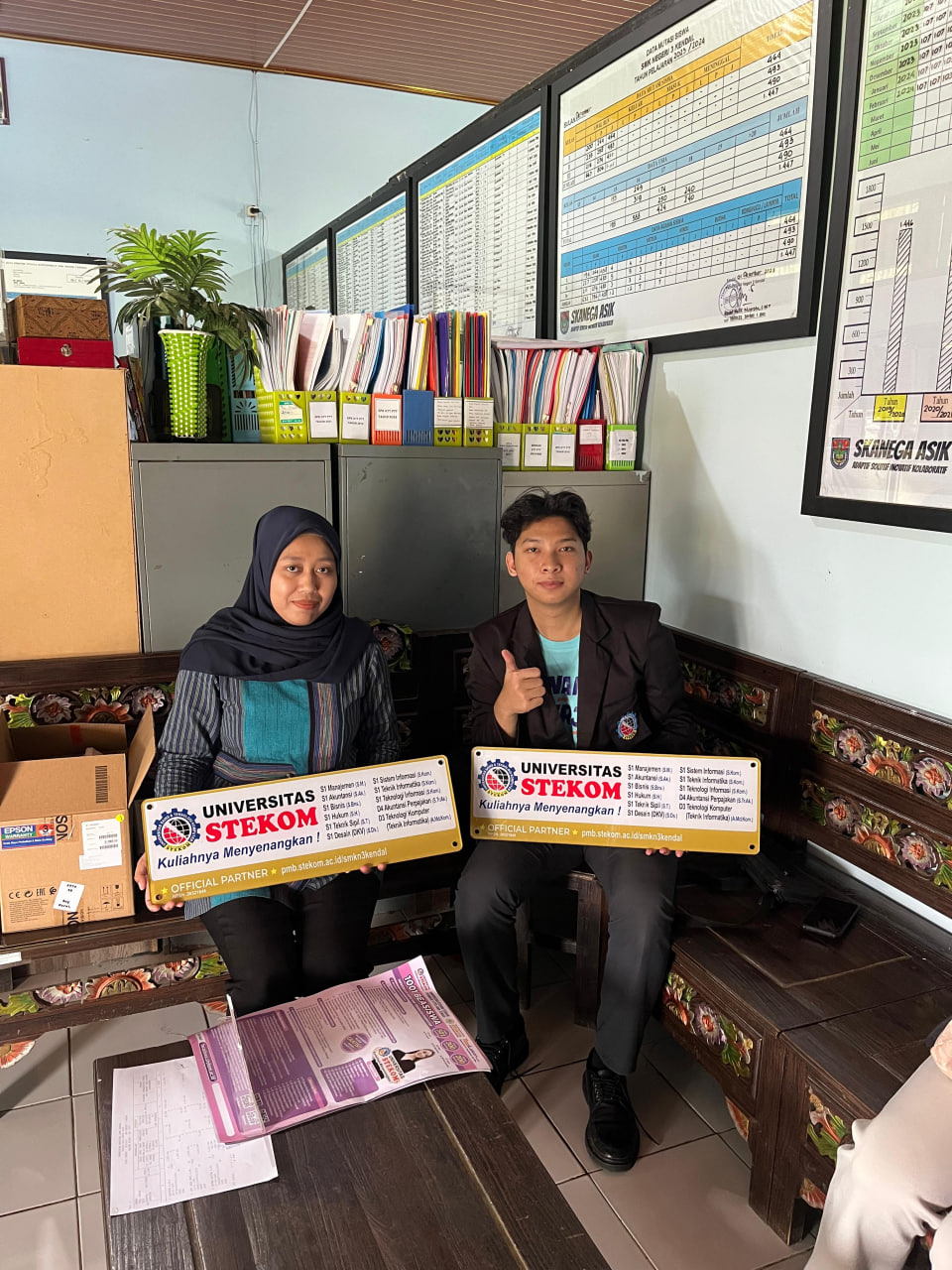 Toploker.com dan Universitas STEKOM Dukung Edukasi Karier lewat Penyerahan Akrilik dan Poster di SMKN 3 Kendal
