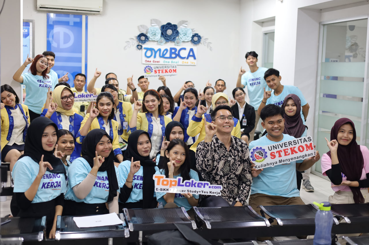 Toploker.com dan Universitas STEKOM Gelar Pelatihan Bahasa Isyarat untuk Karyawan BCA KCP Pedurungan, Dukung Layanan Inklusif