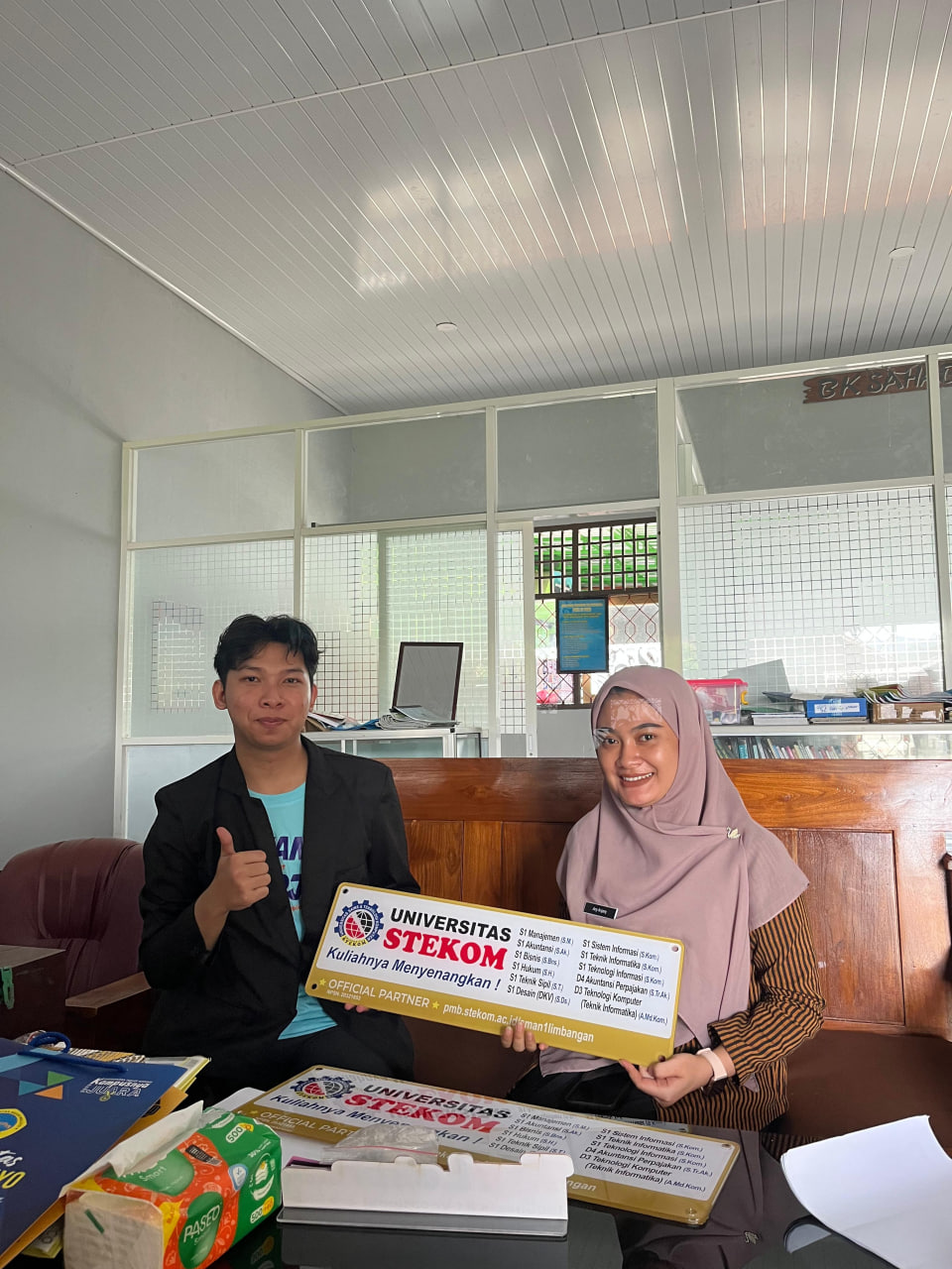 Universitas STEKOM dan Toploker.com Kunjungi SMAN 1 Limbangan, Serahkan Media Promosi untuk Dukung Edukasi Karier
