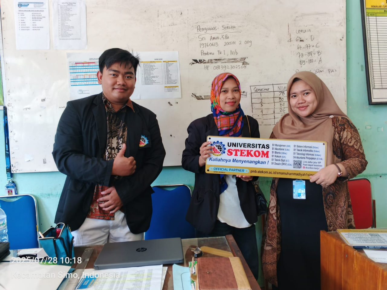 Toploker.com dan Universitas STEKOM Kunjungi SMA Muhammadiyah 1 Simo, Serahkan Media Promosi Edukasi Karier