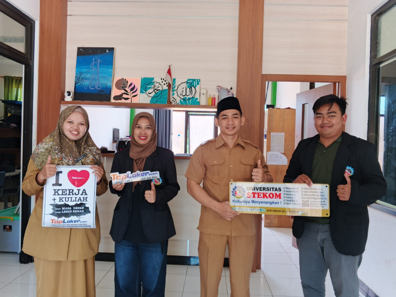 Toploker.com dan Universitas STEKOM Kunjungi SMA Al Ahgaf Pospes Ngampon, Serahkan Media Promosi Edukasi Karier