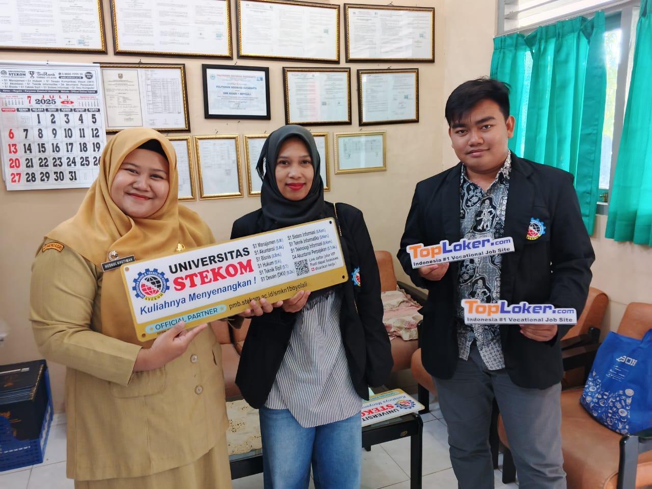 Toploker.com dan Universitas STEKOM Perkuat Kolaborasi dengan SMA Bhineka Karya 3 Teras lewat Media Promosi