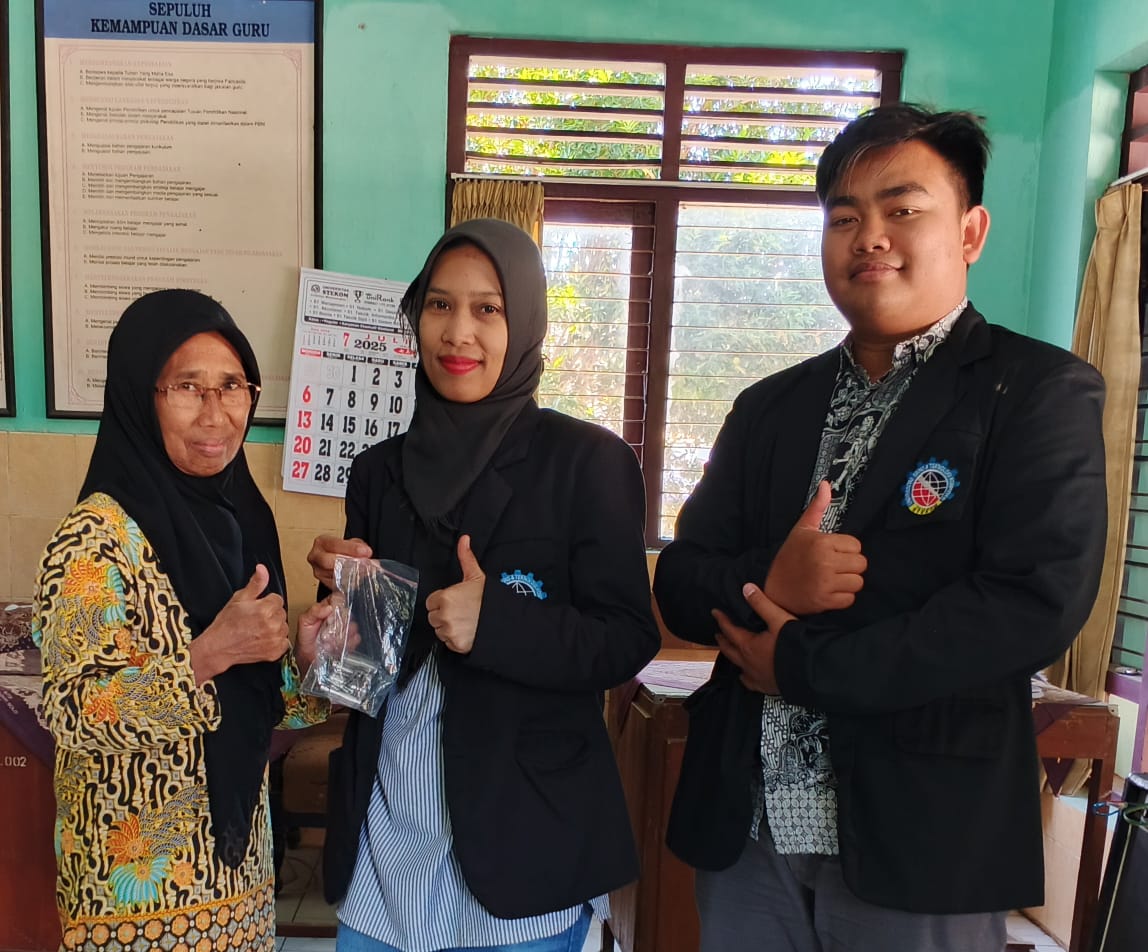 Toploker.com dan Universitas STEKOM Antar Skrup untuk Pemasangan Akrilik di SMA Bhineka Karya 3 Teras