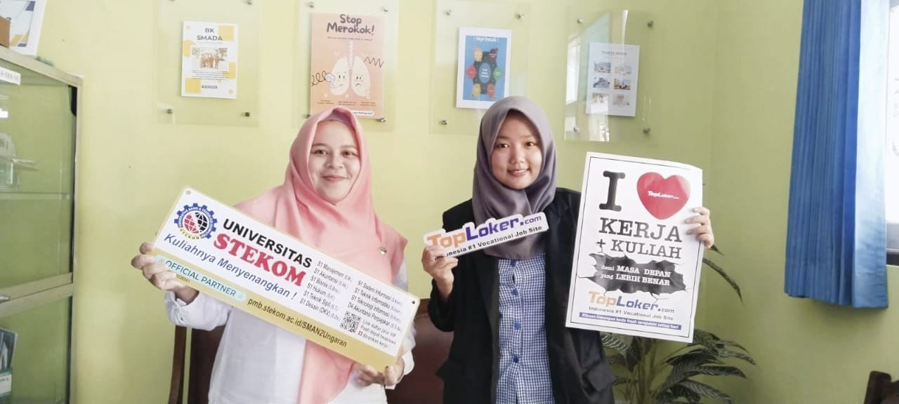 Toploker.com dan Universitas STEKOM Kunjungi SMAN 2 Ungaran, Serahkan Akrilik dan Poster PMB