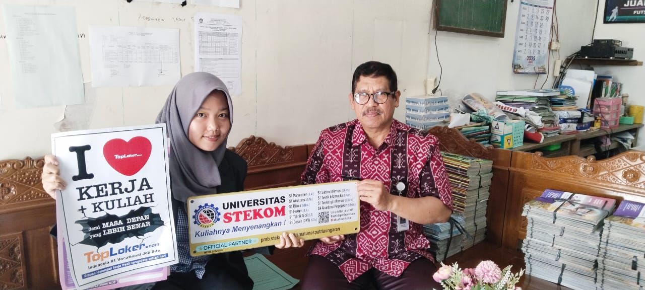 Universitas STEKOM dan TopLoker.com Serahkan Akrilik & Poster PMB di SMA Tunas Patria Ungaran