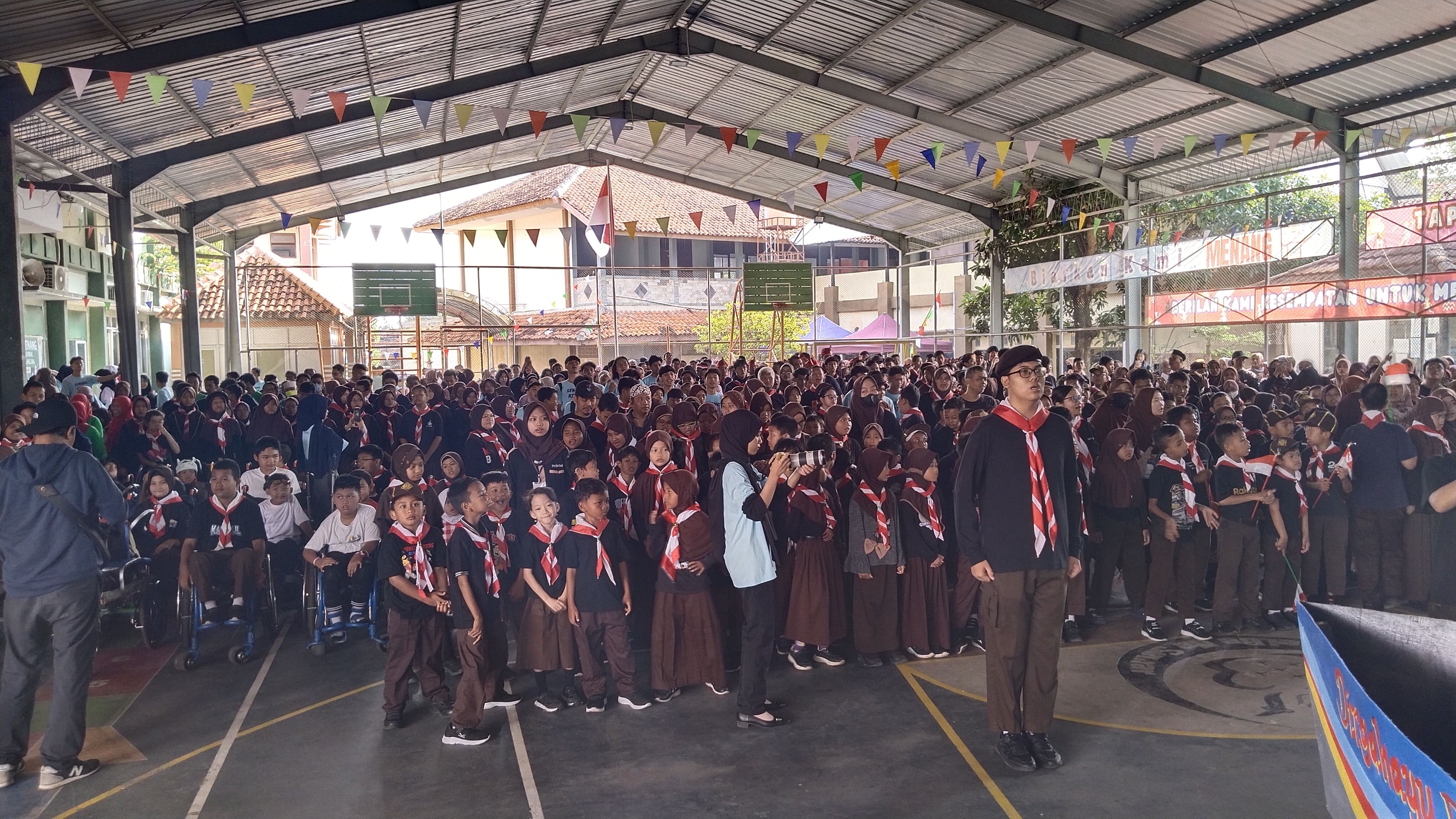 Toploker.com Rayakan HUT RI ke-80 Bersama SLB Negeri Semarang, Gaungkan Semangat Inklusi Lewat Lomba dan Permainan Seru