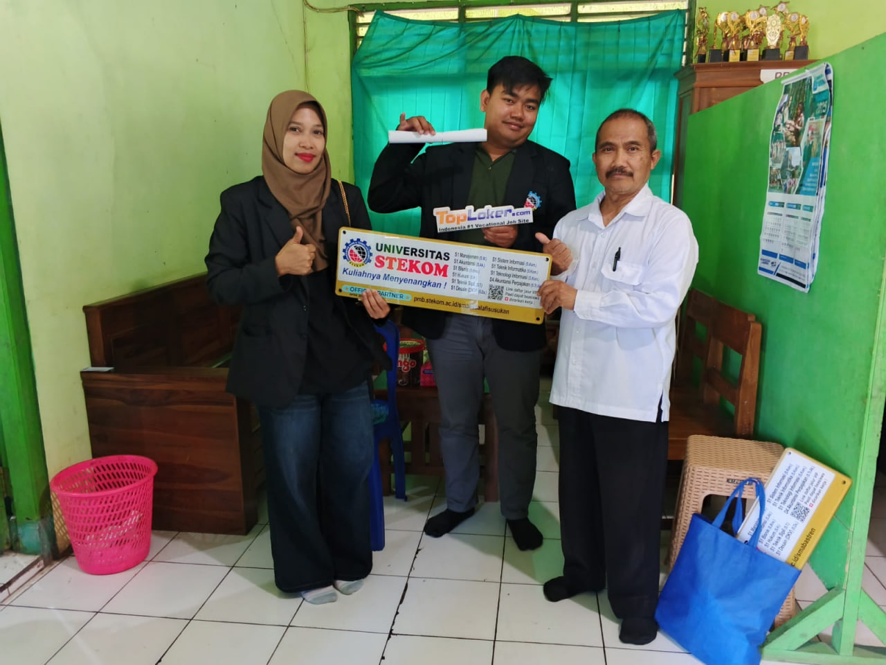 Universitas STEKOM dan Toploker.com Kunjungi SMA Assalafi Susukan, Serahkan Akrilik & Media Promosi