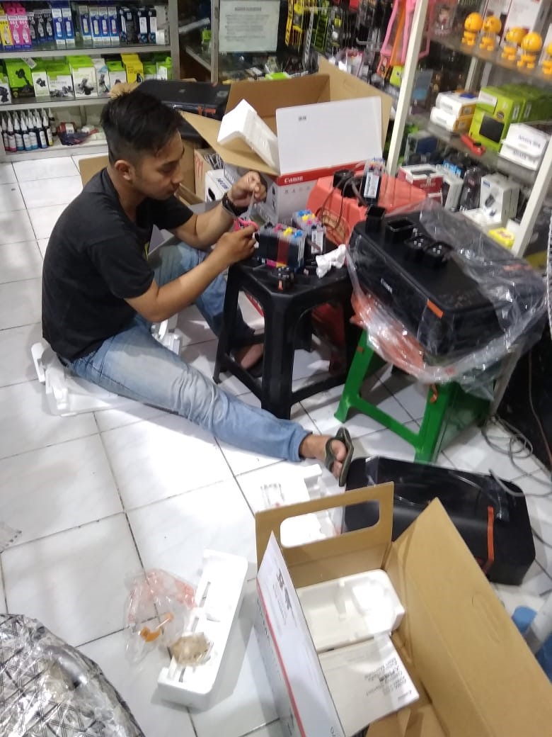 Muhammad Farikhin Menjalani Kegiatan Praktek Kerja Di Toko Metro Komputer