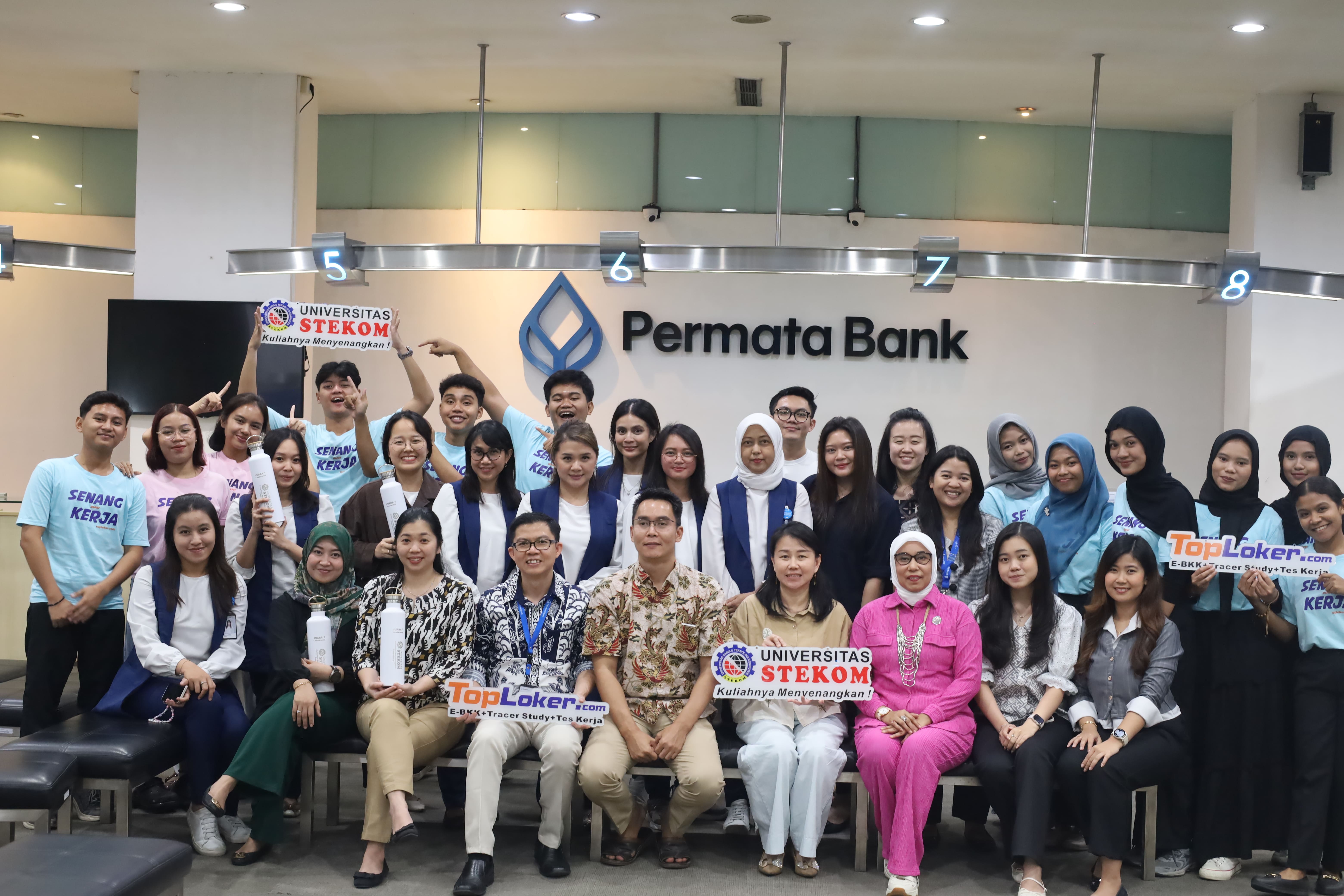 Universitas STEKOM dan TopLoker.com Gelar Pelatihan Bahasa Isyarat di Bank Permata, Dukung Akses Perbankan Ramah Disabilitas