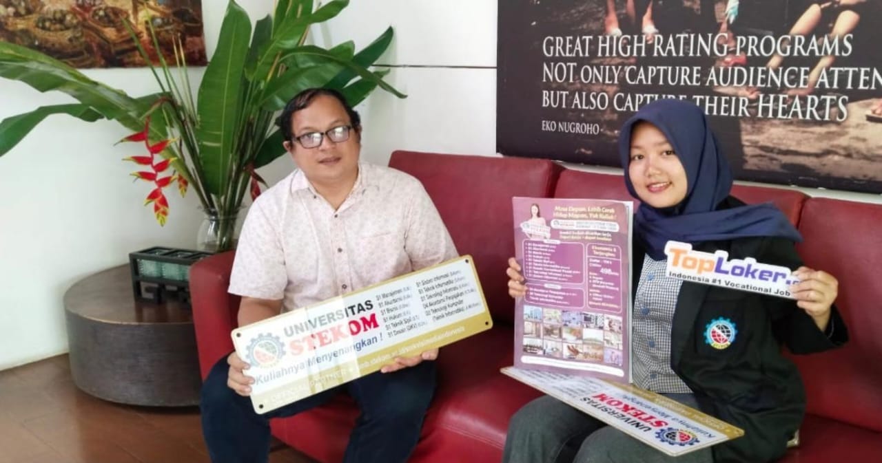 Kunjungan ke SMK Visi Media Ungaran: TopLoker.com & Universitas STEKOM Serahkan Media Promosi dan Perkenalkan Smartcoint