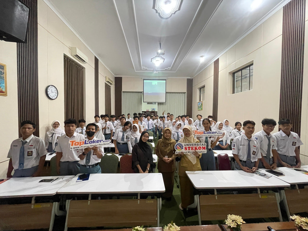 TopLoker.com dan Universitas STEKOM Gelar Sosialisasi di SMAN 5 Semarang