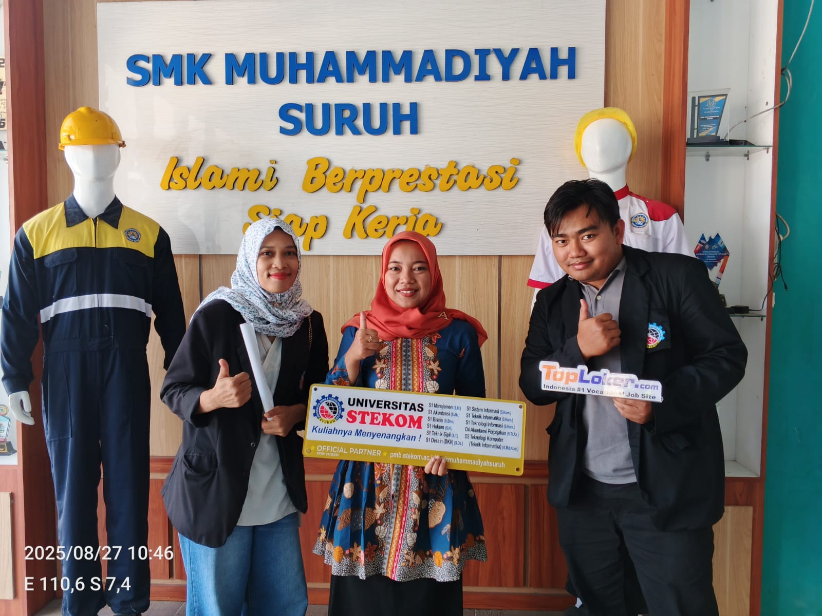 Penguatan Kerja Sama, Universitas STEKOM dan Toploker.com Antar Akrilik Official Partner ke SMK Muhammadiyah Suruh
