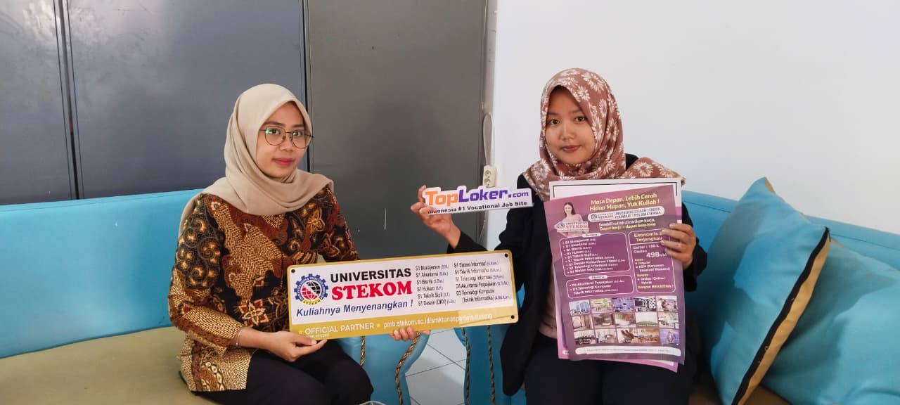 Penguatan Sosialisasi, Universitas STEKOM dan Toploker.com Serahkan Akrilik & Media Promosi di SMK Tunas Patria Ungaran
