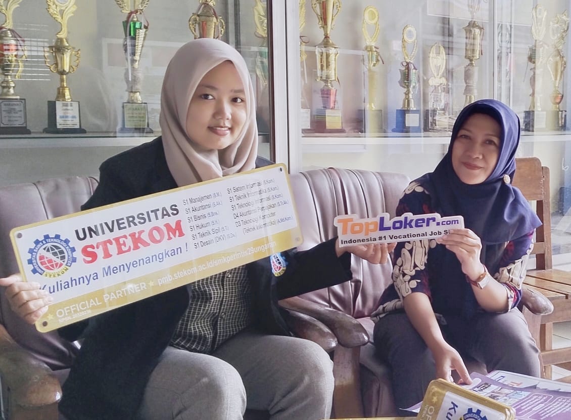 Universitas STEKOM & TopLoker.com Serahkan Akrilik dan Poster PMB di SMK Perintis 29