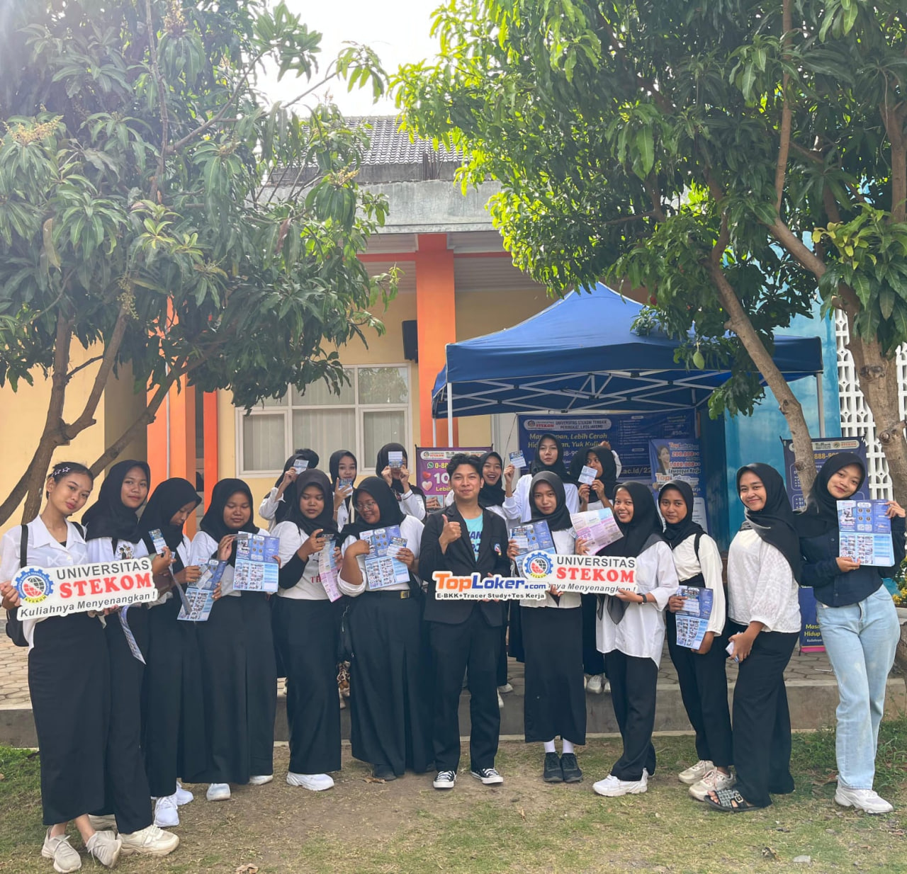 TopLoker.com dan Universitas STEKOM Dukung Peringatan 32 Tahun SMAN 1 Cepiring