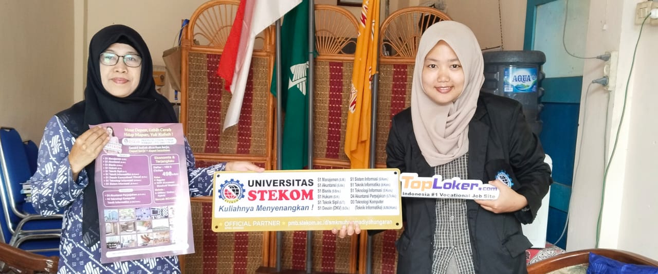 Universitas STEKOM & TopLoker.com Serahkan Akrilik dan Poster PMB di SMK Muhammadiyah