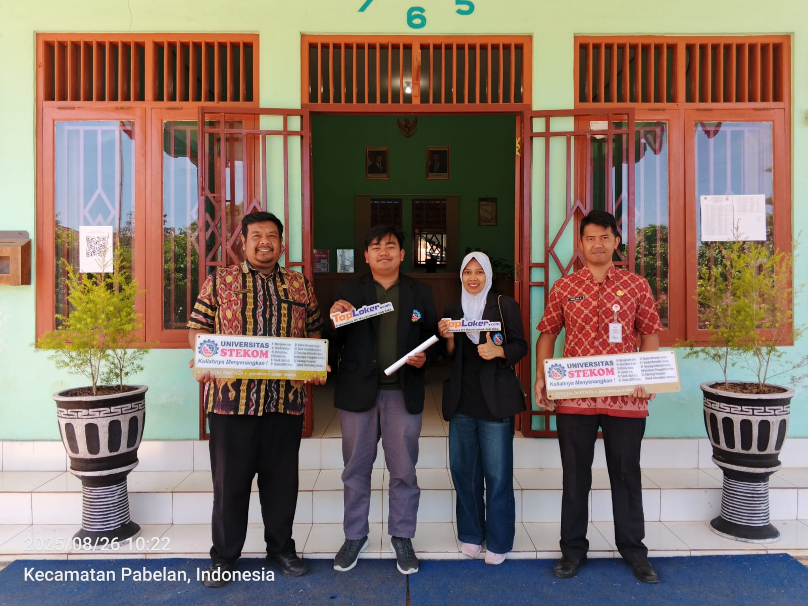 Universitas STEKOM & TopLoker.com Serahkan Akrilik Official Partner dan Media Promosi di SMKN 1 Pabelan