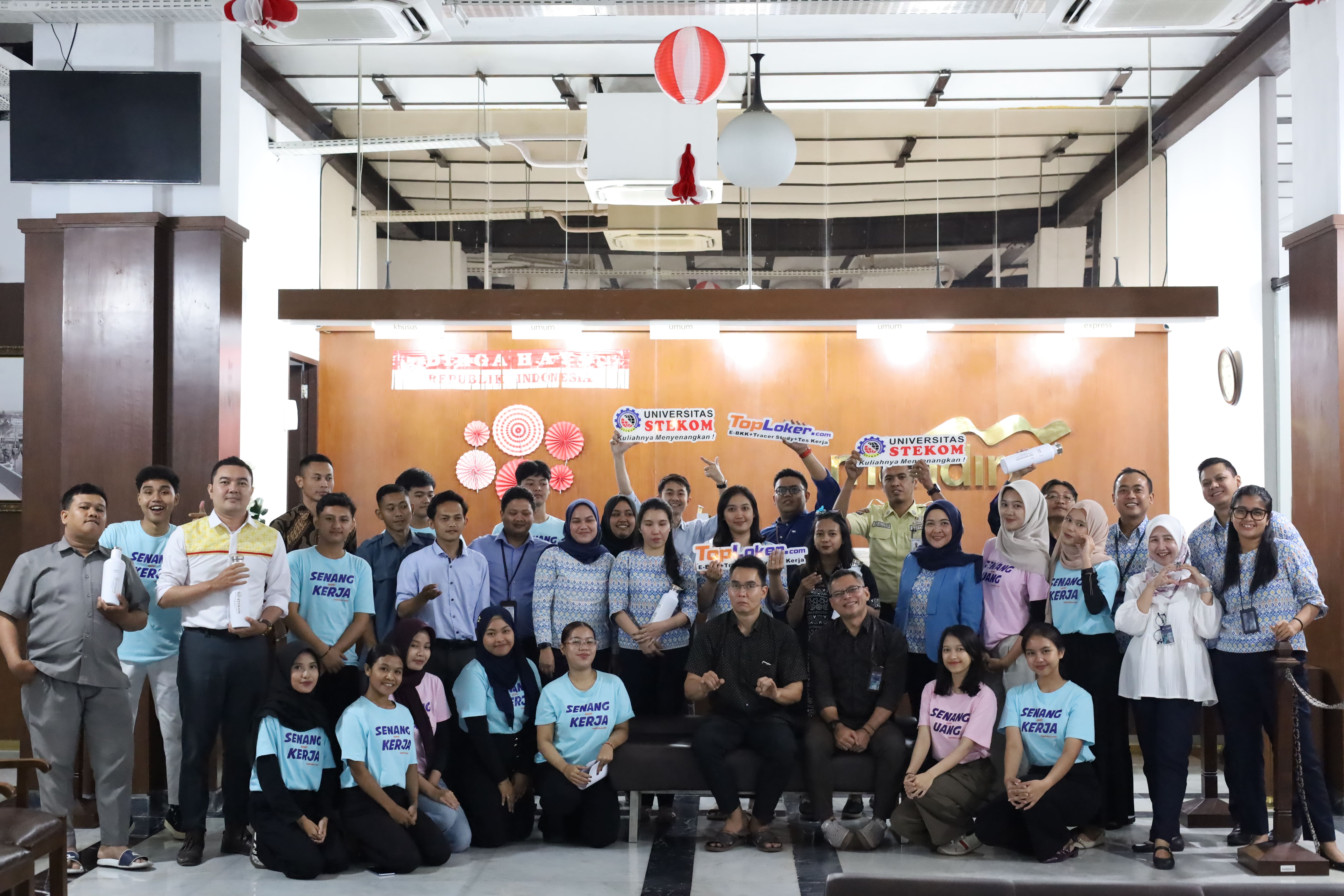 Universitas STEKOM dan TopLoker.com Gelar Pelatihan Bahasa Isyarat di Bank Mandiri, Dukung Inklusivitas Perbankan Nasional
