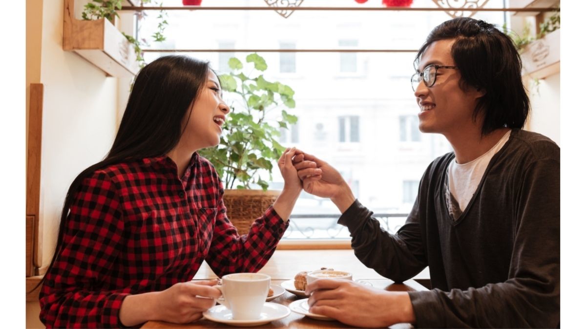Pasangan yang Sering ‘Gosip’ Bersama Menunjukkan Tingkat Kebahagiaan dan Keintiman Emosional Lebih Tinggi