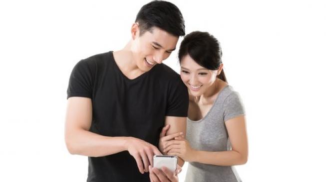 Pasangan yang Sering Gosip Justru Lebih Bahagia & Dekat Secara Emosional