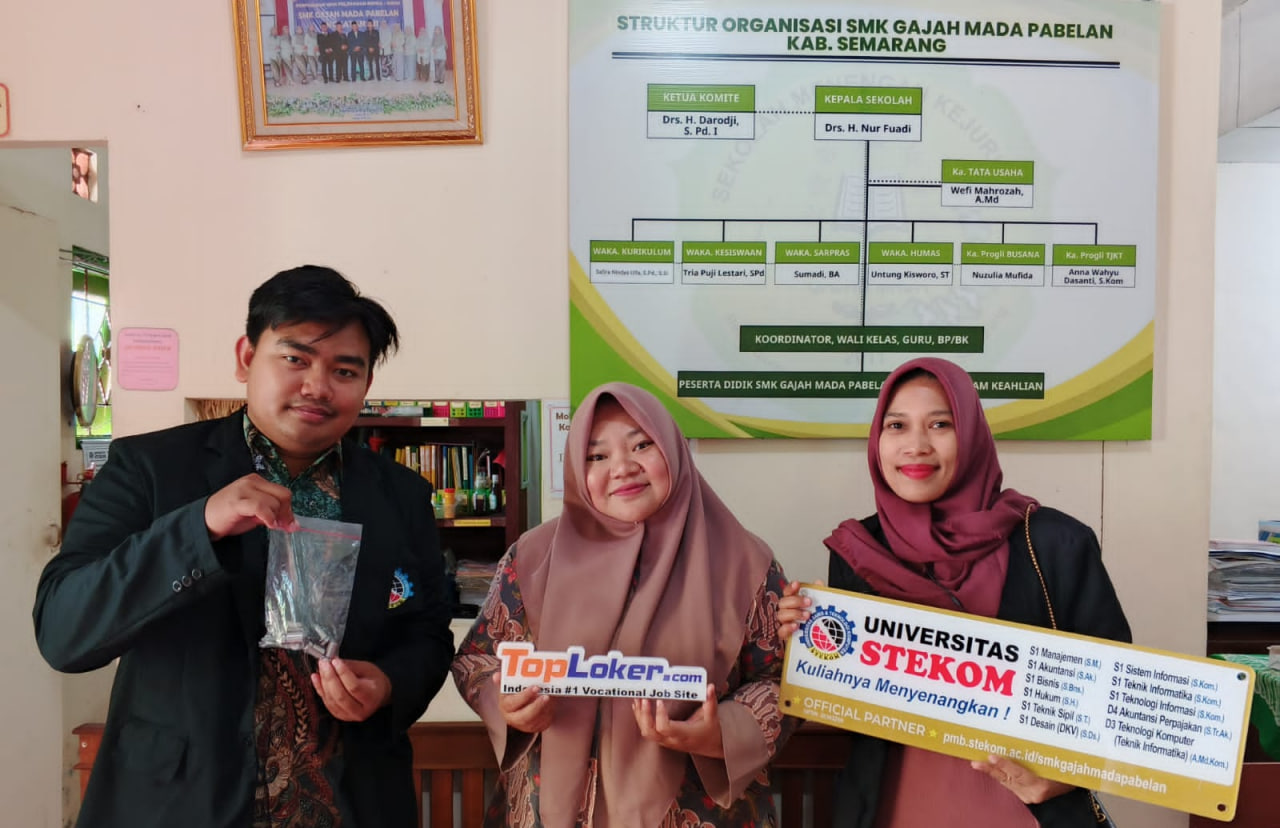 Universitas STEKOM dan TopLoker.com Resmikan Kerja Sama dengan SMK Gajah Mada Pabelan