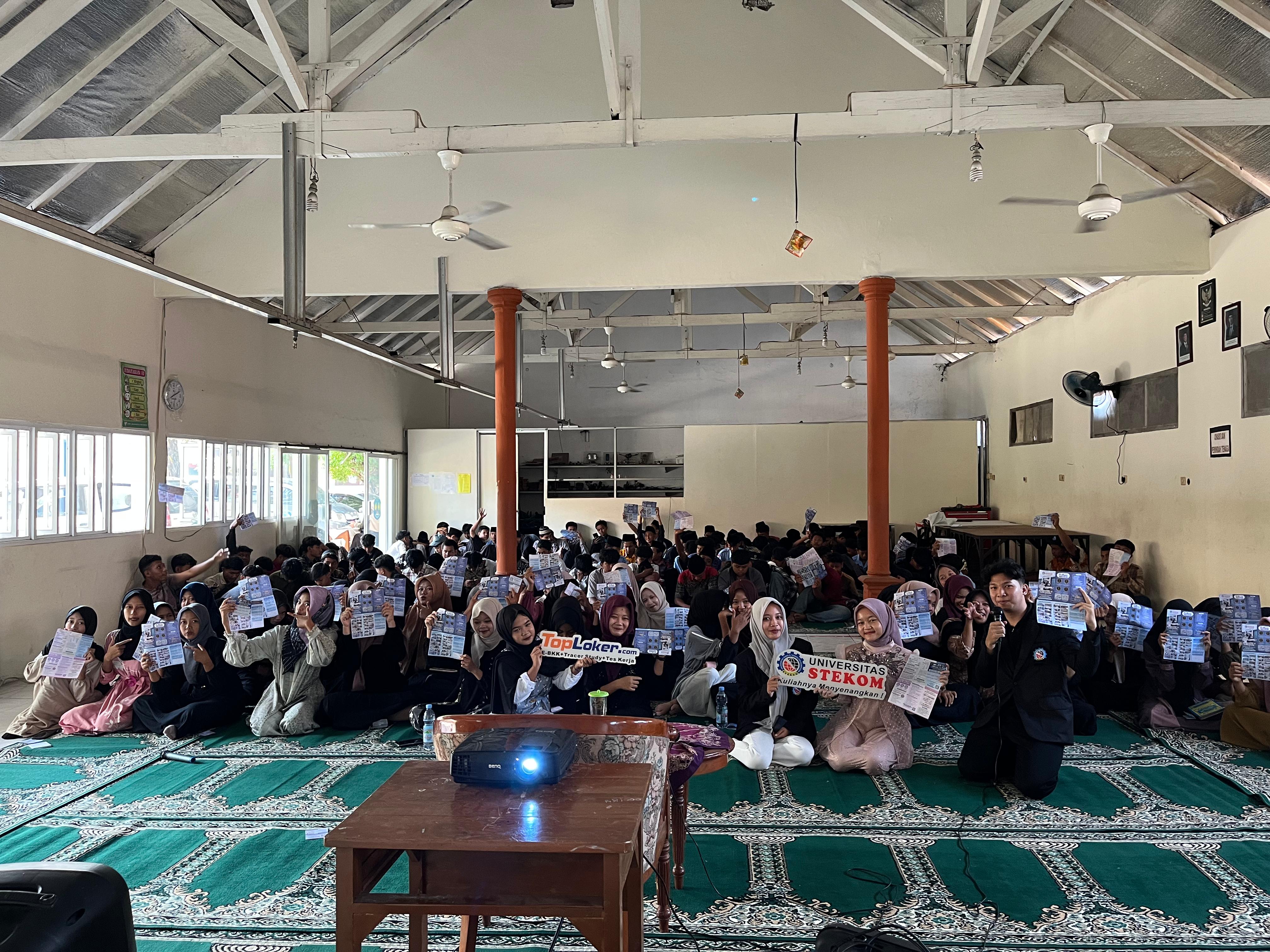 Bekali Generasi Muda, Universitas STEKOM dan TopLoker.com Gelar Sosialisasi di SMK Bhinneka Patebon Kendal
