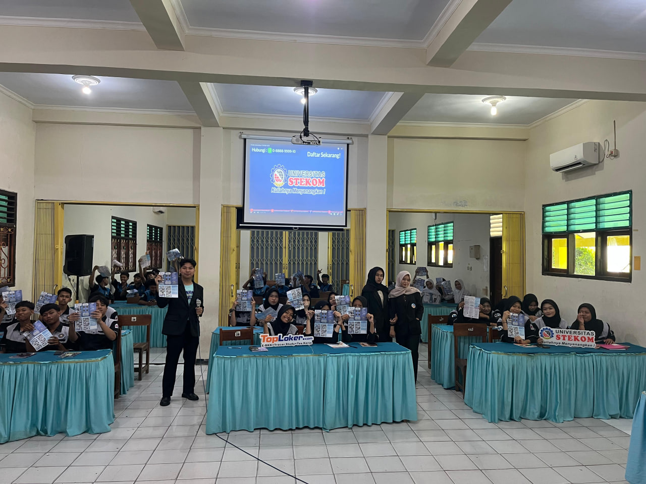 Kolaborasi Toploker.com dan Universitas STEKOM: Pembuatan Akun Job Portal Bersama Siswa SMK Bina Utama
