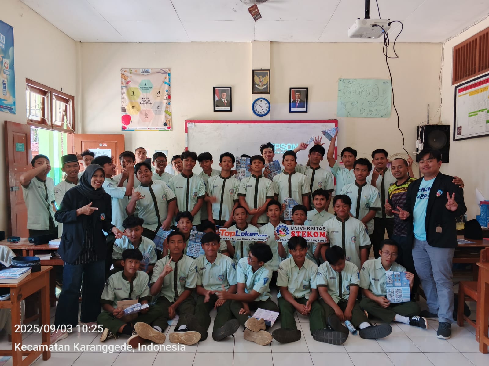 Kolaborasi Universitas STEKOM dan Toploker.com: Sosialisasi Penerimaan Mahasiswa Baru di SMA IT Al Hikmah Karanggede Boyolali