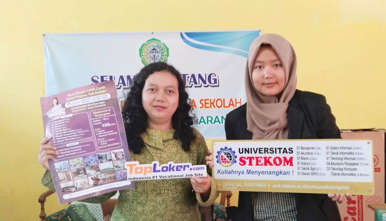 TopLoker.com & Universitas STEKOM Serahkan Akrilik dan Poster PMB di SMK Suwakul Ungaran