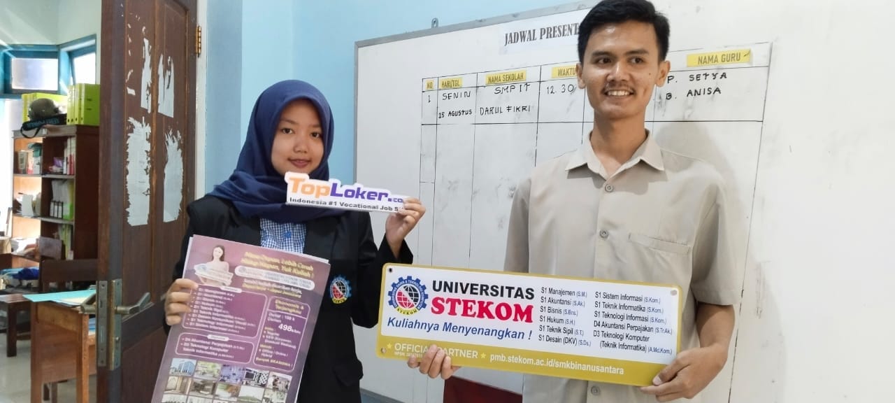 Universitas STEKOM & TopLoker.com Kunjungi SMK Bina Nusantara Ungaran: Serahkan Akrilik, Poster PMB, dan Sosialisasi Smartcoint