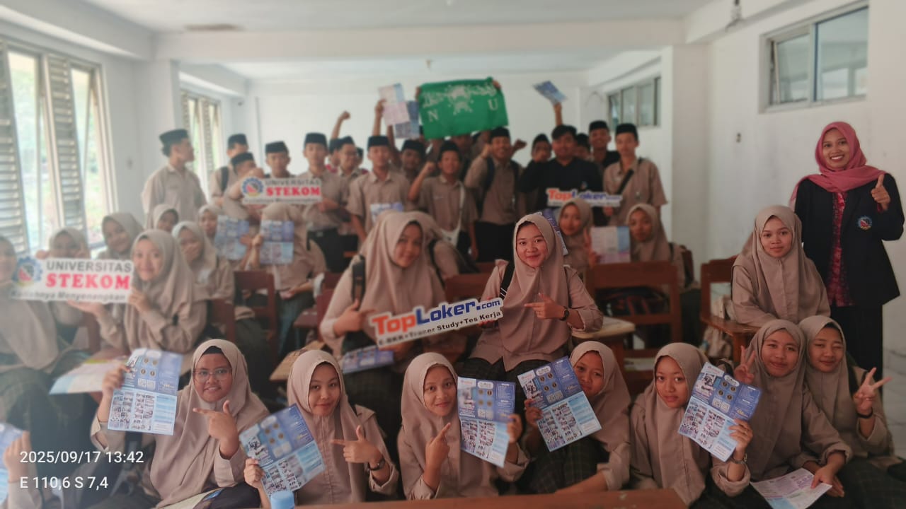 Toploker.com & Universitas STEKOM Gelar Sosialisasi PMB di SMKT Al Huda Petak Bersama Tim Kampus Sruwen