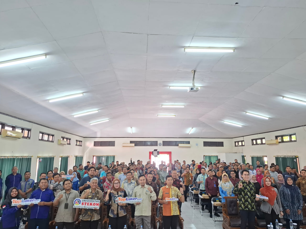 Sinergi Pendidikan dan Dunia Kerja: Universitas STEKOM & Toploker.com Hadir di FK BKK SMK Jateng