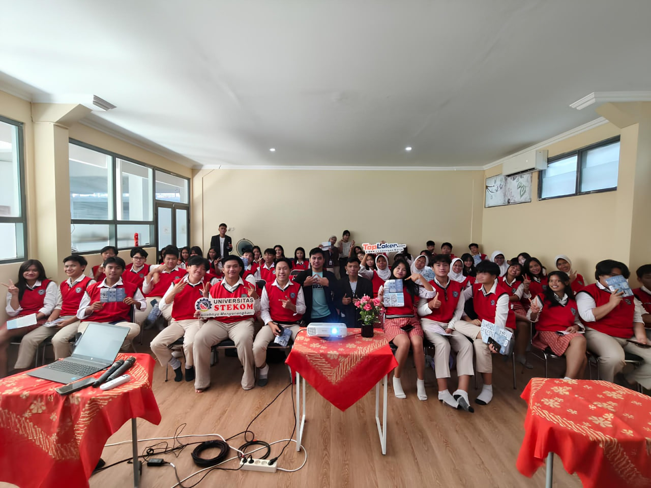 Universitas STEKOM & Toploker.com Perluas Informasi Pendidikan di SMA Nusa Putera Semarang