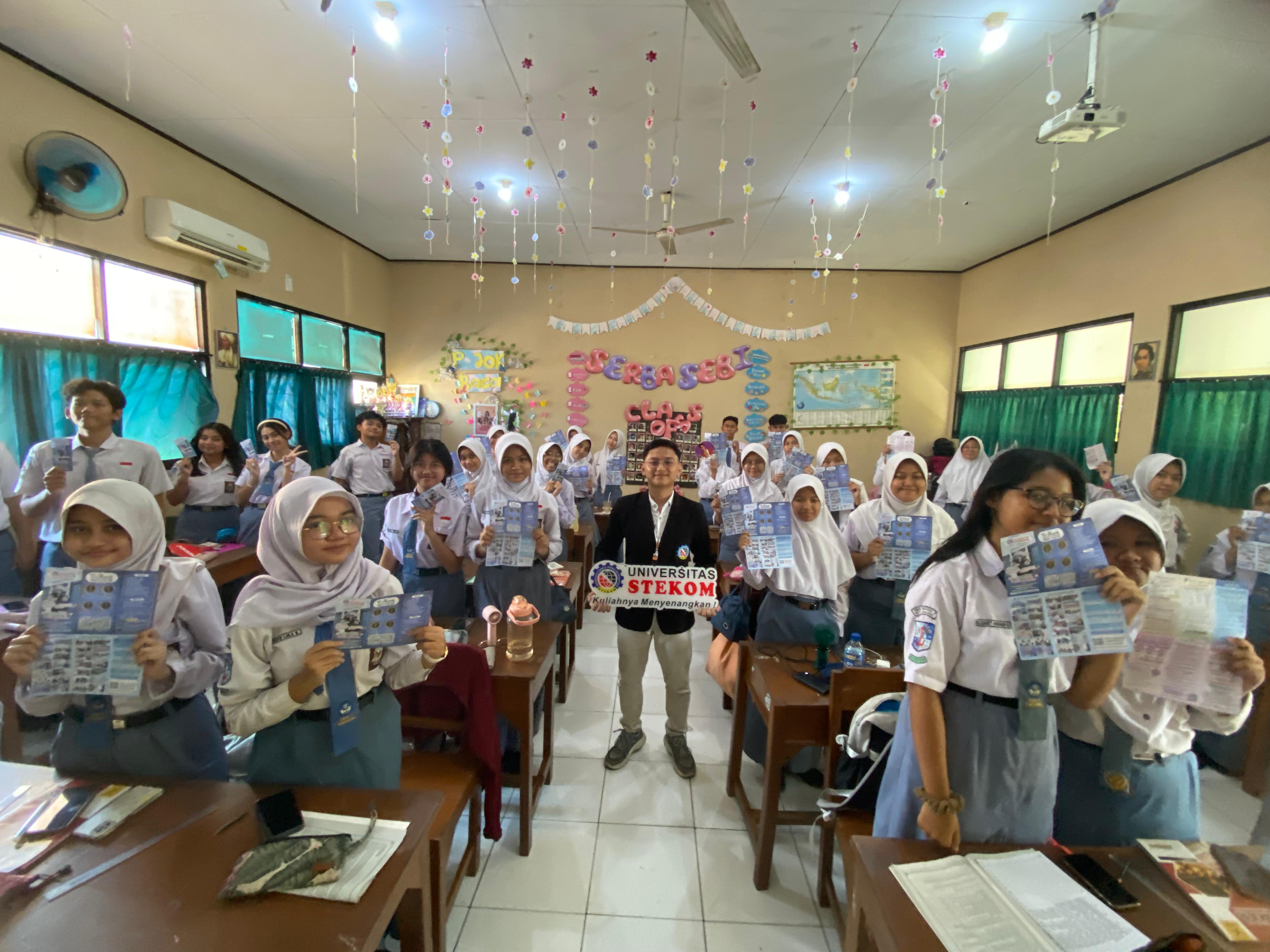 Universitas STEKOM dan Toploker.com Gelar Sosialisasi Product Knowledge di SMAN 2 Semarang
