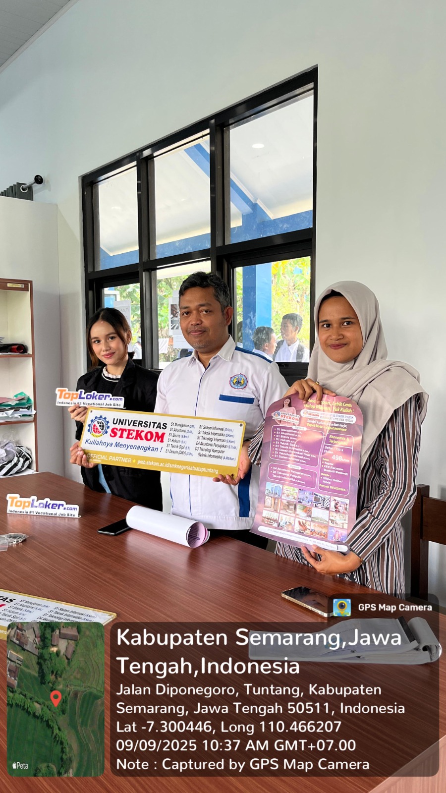 Kolaborasi Universitas STEKOM & TopLoker.com, Serahkan Media Promosi PMB ke SMK Negeri 1 Tuntang