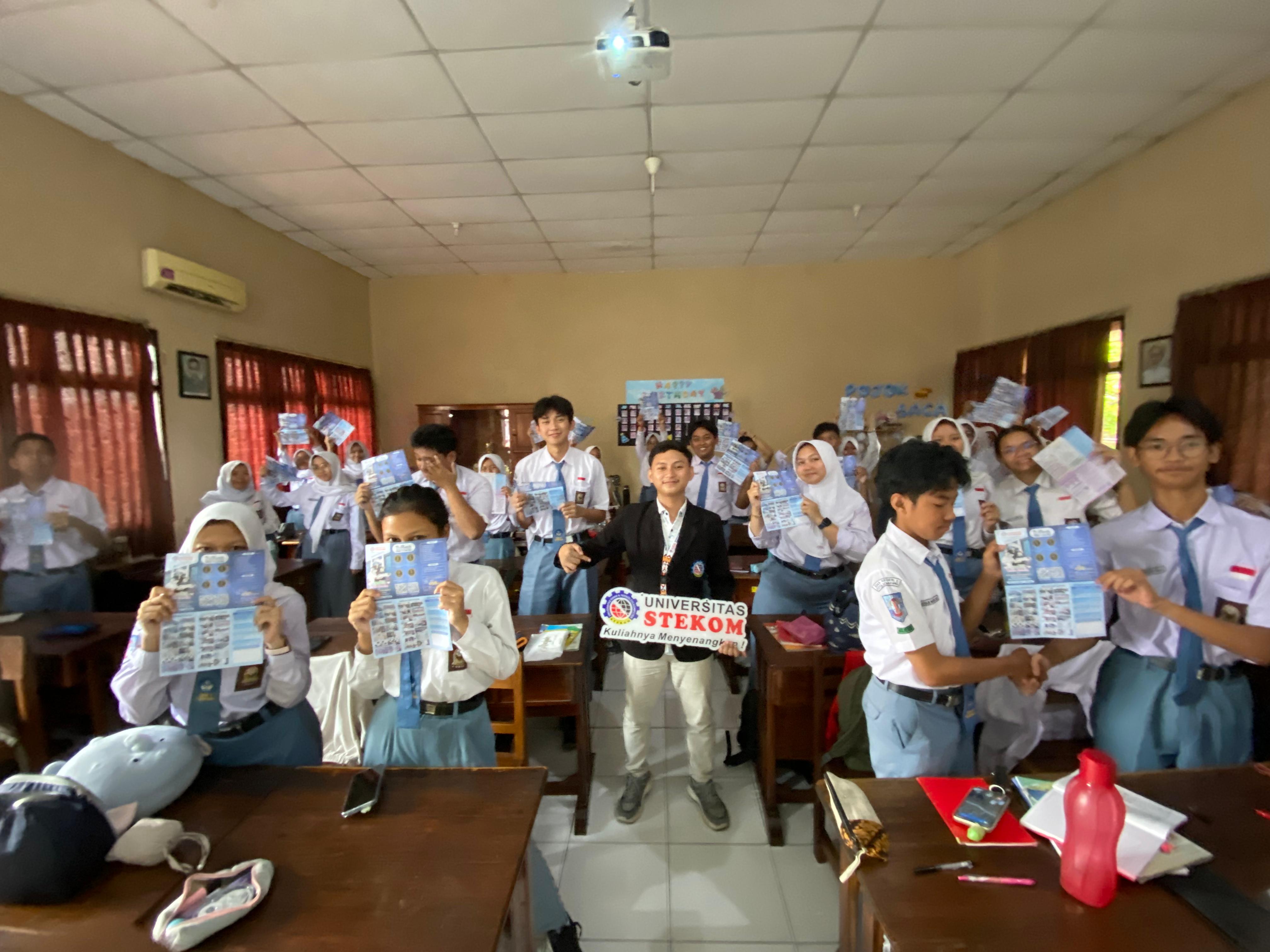Sosialisasi Product Knowledge Universitas STEKOM Bersama Toploker.com Hadir di SMAN 2 Semarang