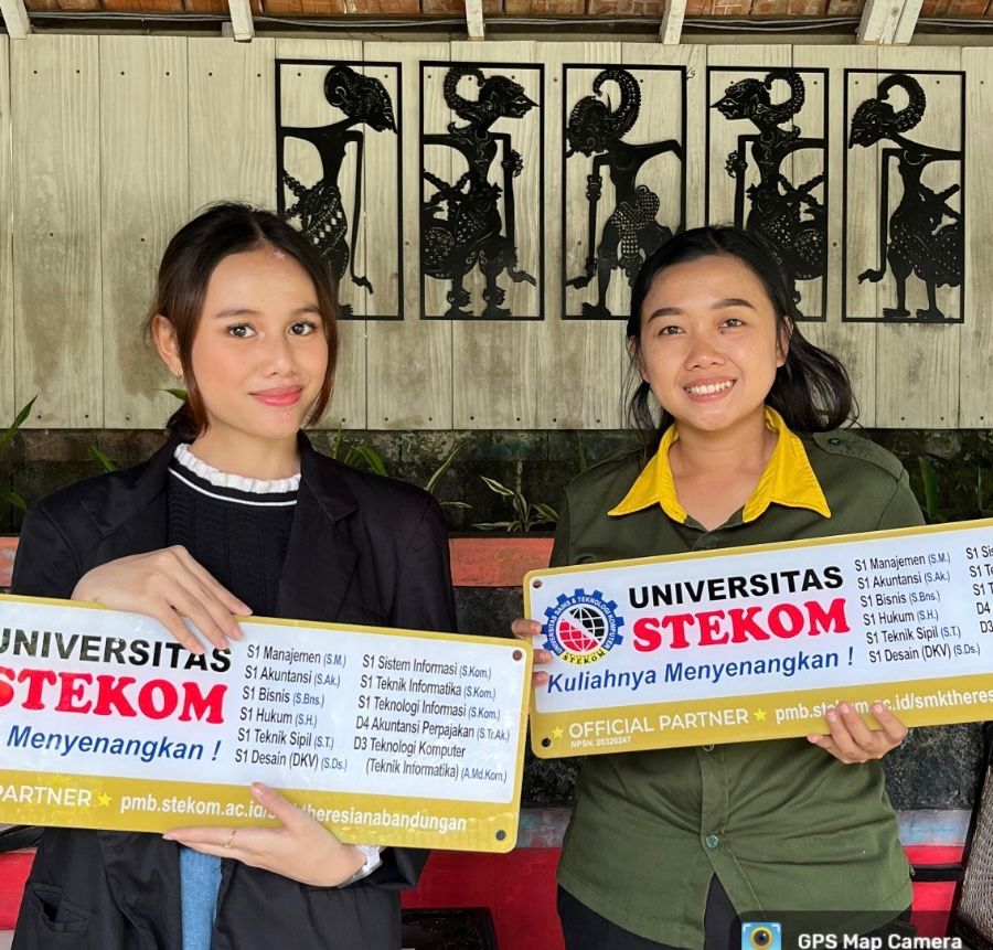 Kolaborasi Universitas STEKOM dan TopLoker.com: Penyerahan Akrilik Referal serta Poster PMB ke SMA Sedes Sapientiae Bedono