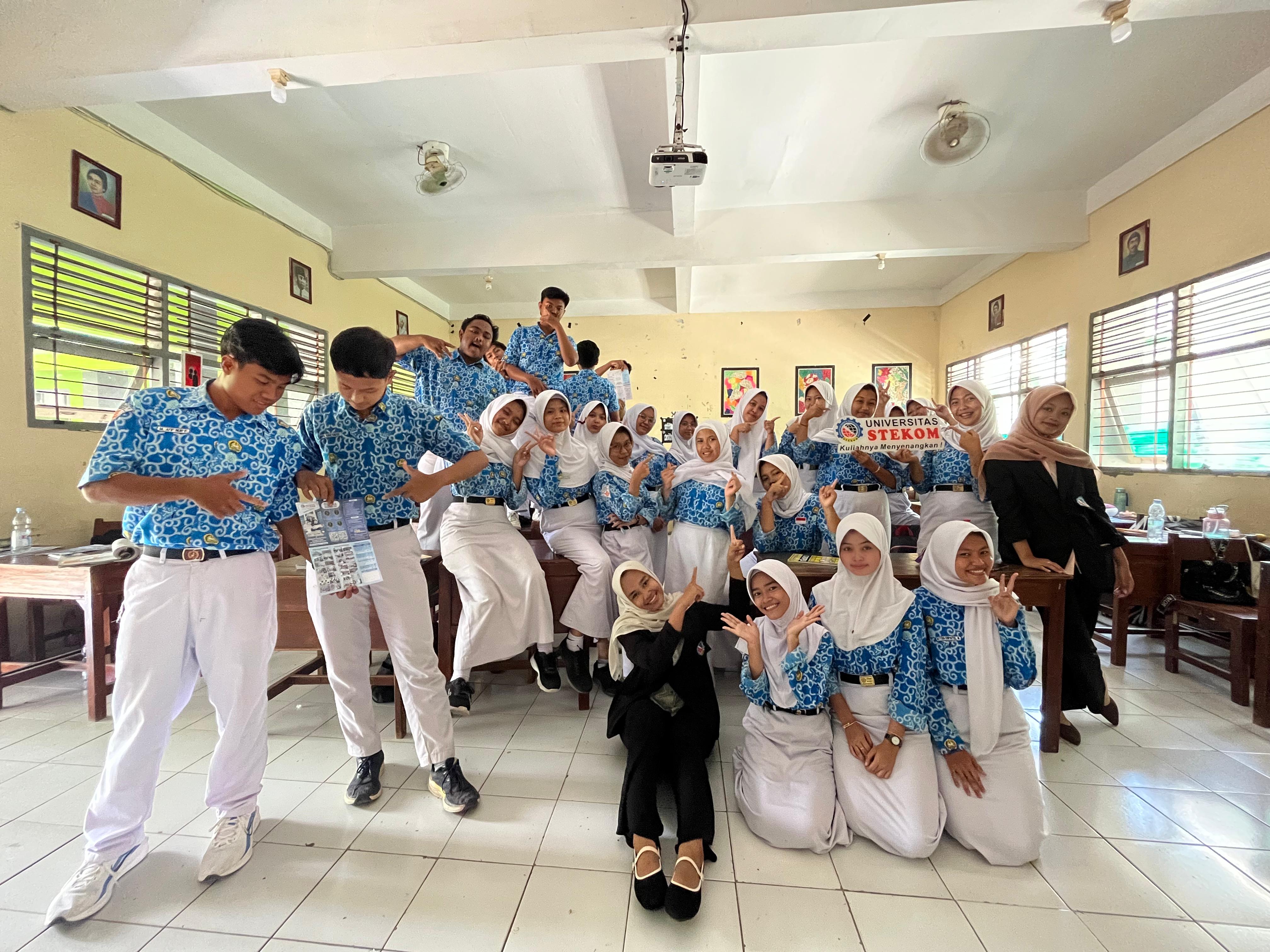 TopLoker.com Gandeng Universitas STEKOM Kenalkan Dunia Kampus dan Karier di SMAN 1 Pegandon