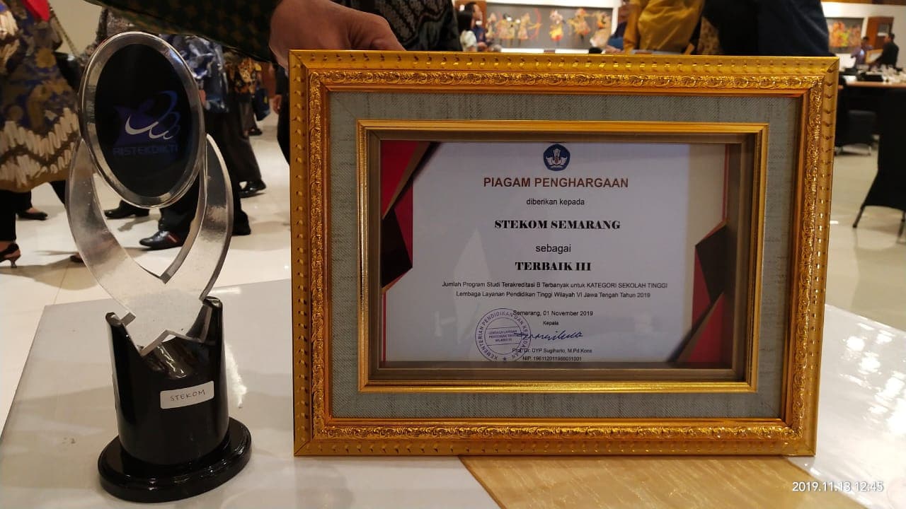 Piagam Penghargaan Stekom Semarang Sebagai Terbaik III Jumlah Program Studi Terakreditasi B Terbanyak Untuk Kategori Sekolah Tinggi Lembaga Layanan Pendidikan Tinggi Wilayah VI Jawa Tengah Tahun 2019