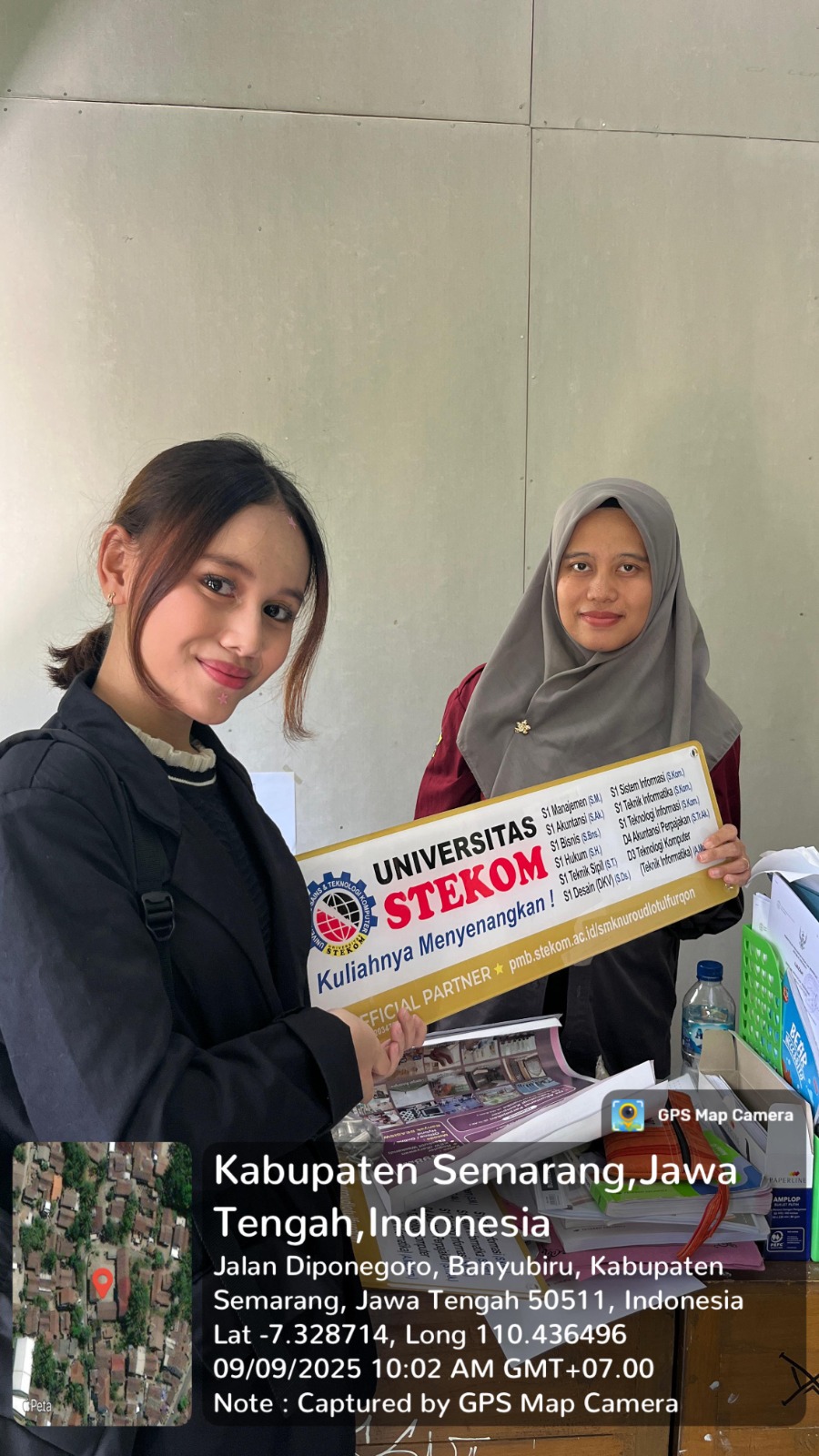 Sinergi Edukasi: Universitas STEKOM & TopLoker.com Lakukan Penyerahan Akrilik Referal dan Poster PMB ke SMA Sedes Sapientiae Bedono